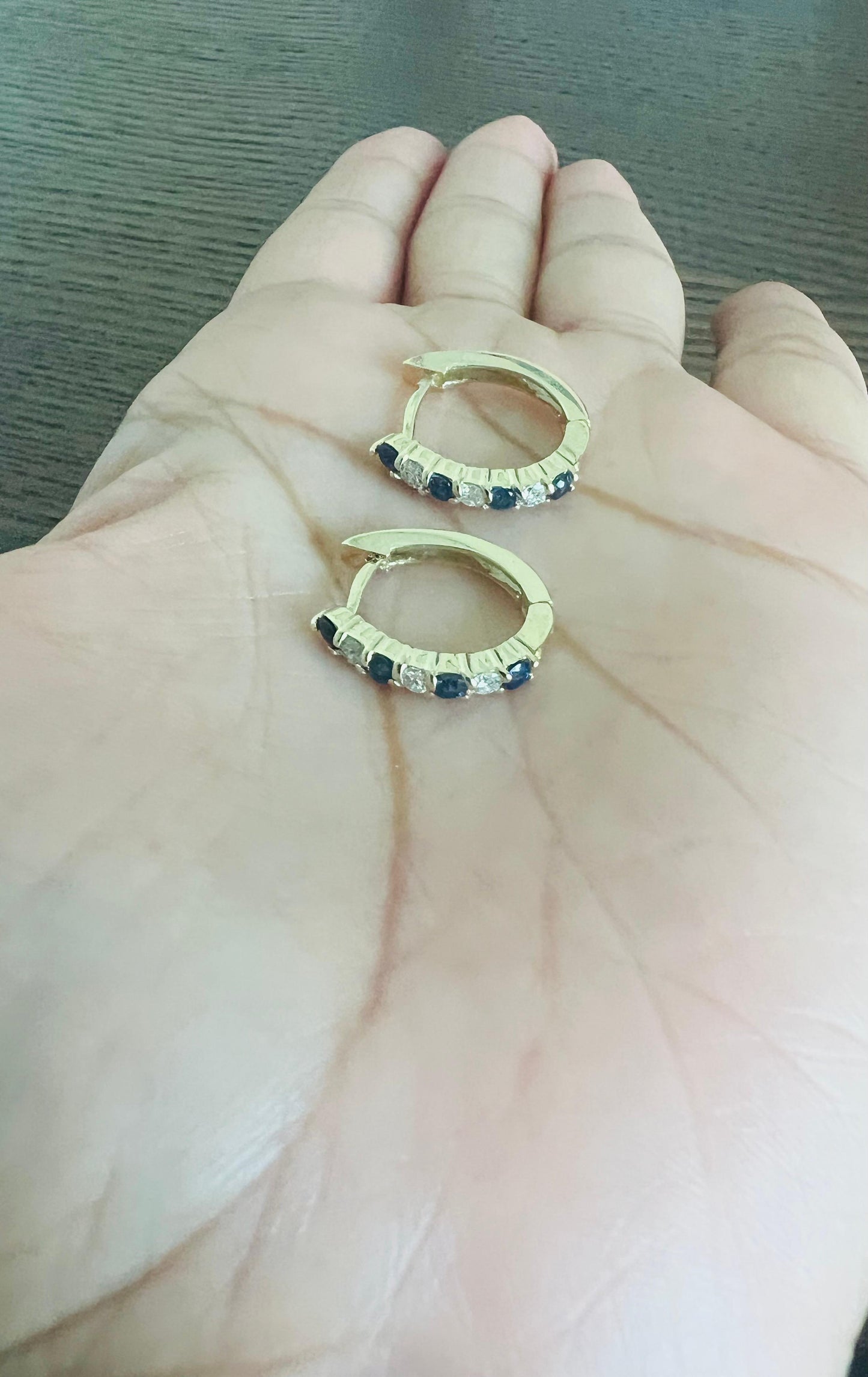 1.06 Carat Blue Sapphire Diamond Yellow Gold Earrings
