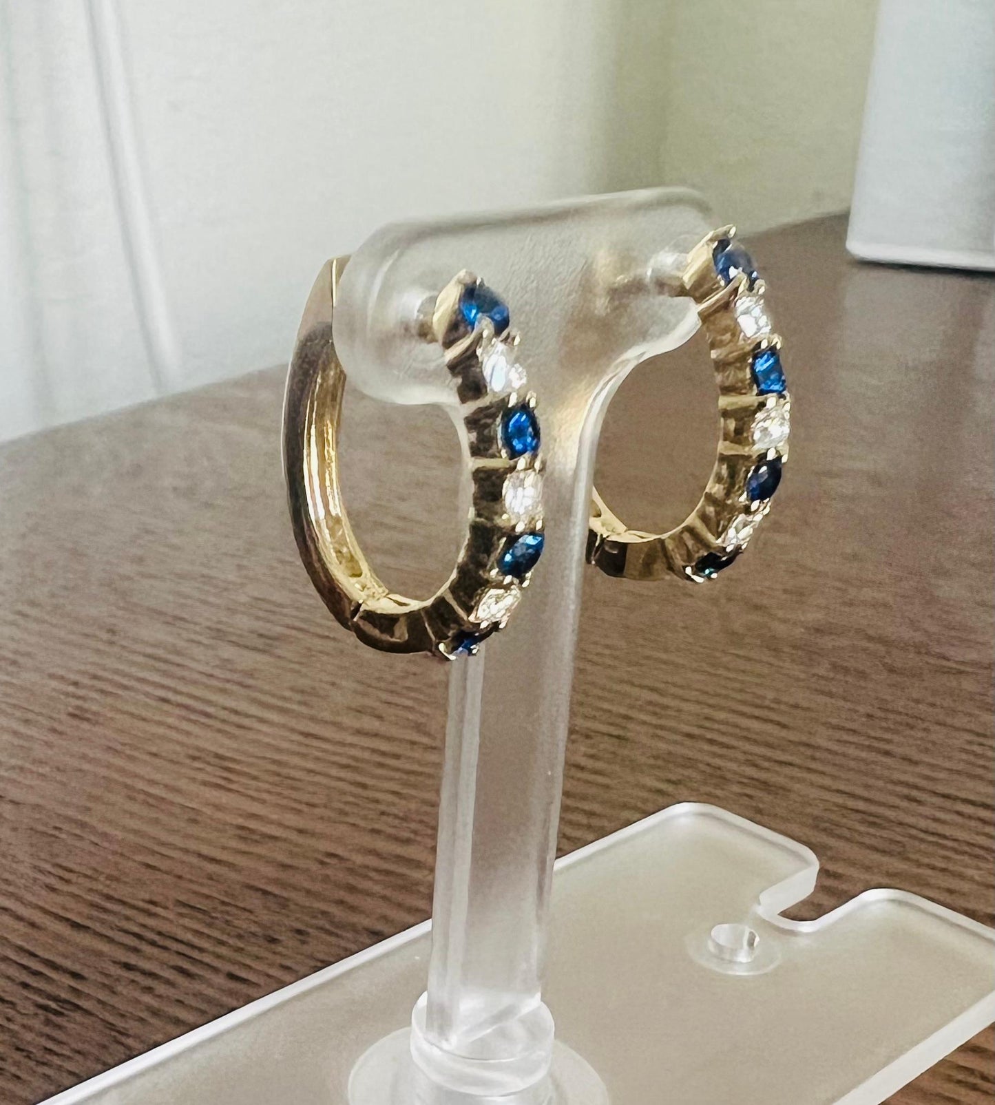 1.06 Carat Blue Sapphire Diamond Yellow Gold Earrings