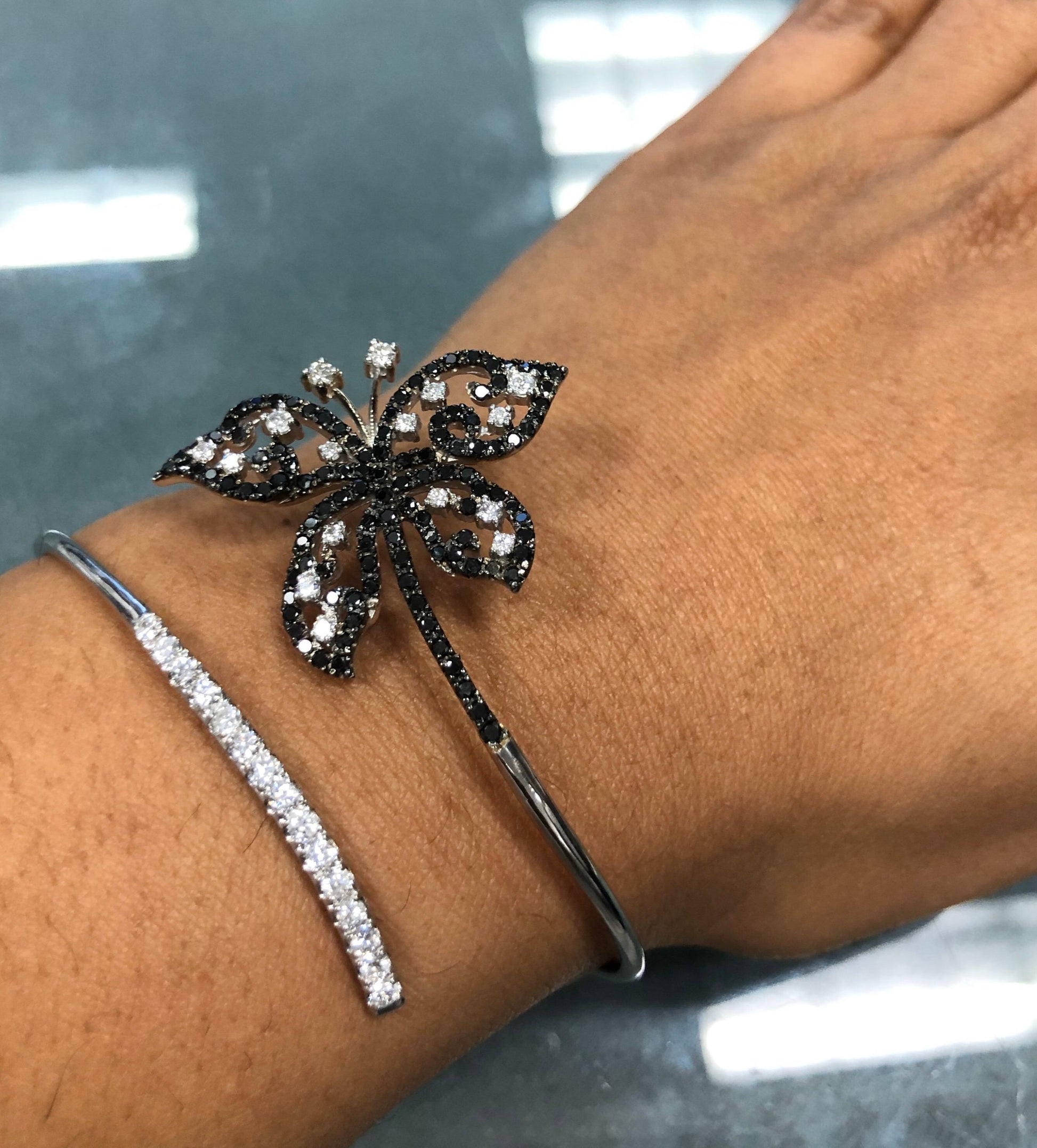 1.94 Carat Black Diamond White Diamond White Gold Bangle