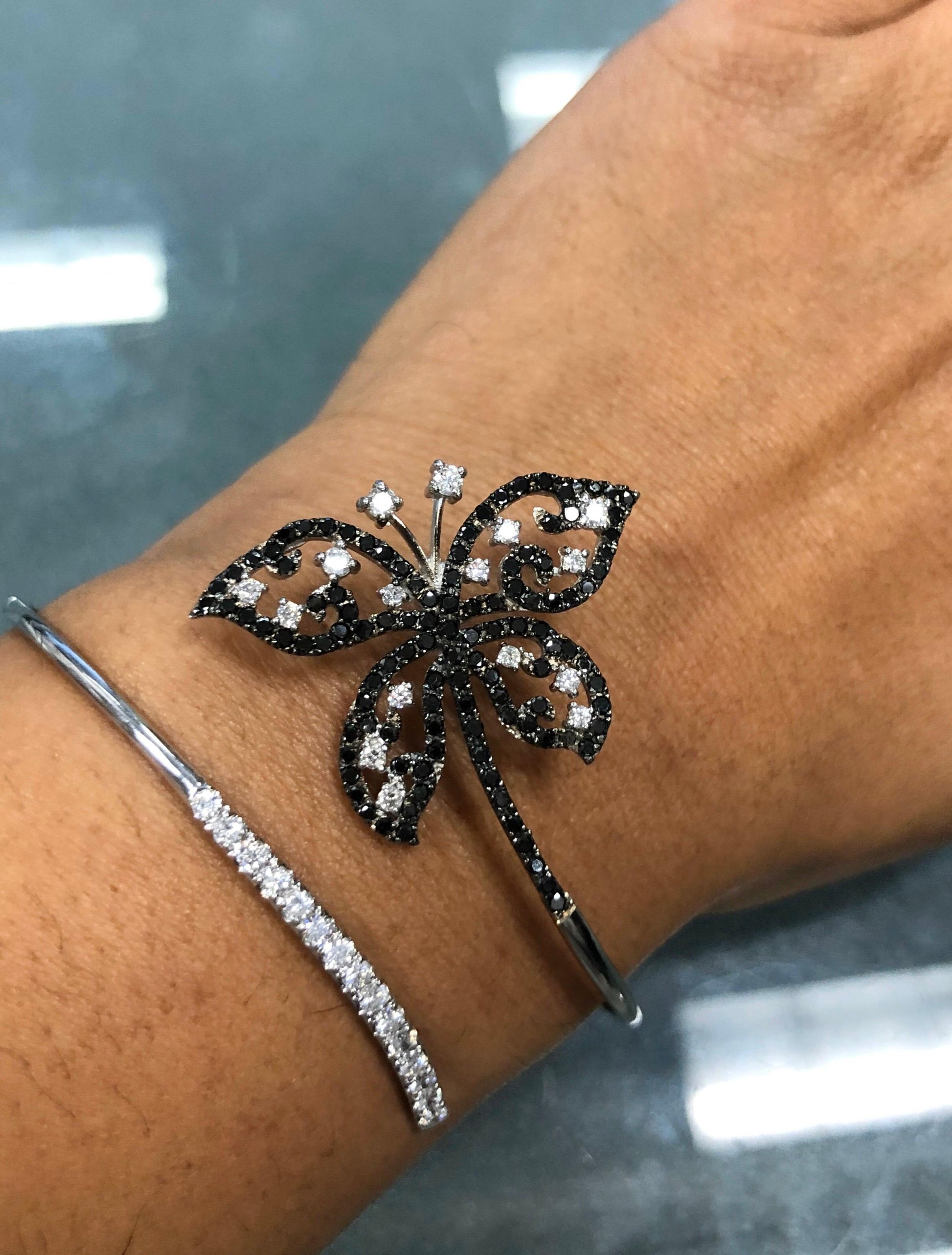 1.94 Carat Black Diamond White Diamond White Gold Bangle